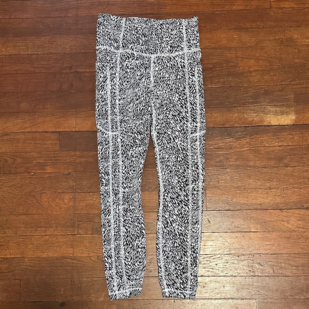 Athleta Ultimate Stash Textured Tight Tailwind Black & White Pattern